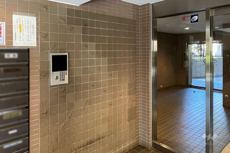 エントランスはオートロック付きです。