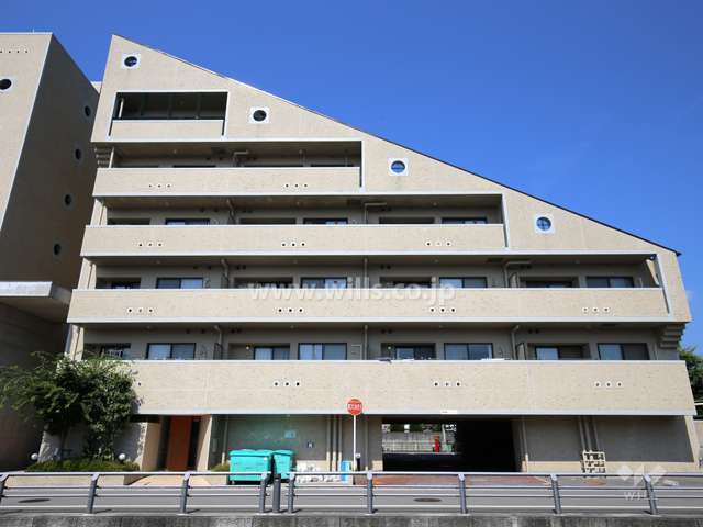 コム・グレイス西宮北口の外観（東側から）