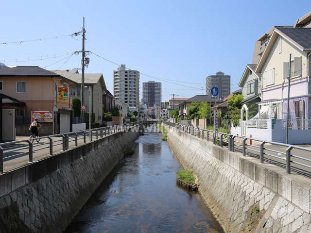 津門川沿いを歩いて、駅までアクセス出来ます。