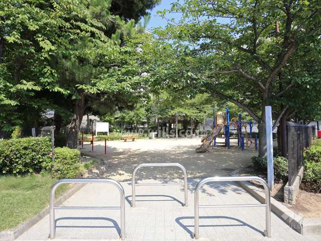 『丸橋東公園』には遊具が設置されています。