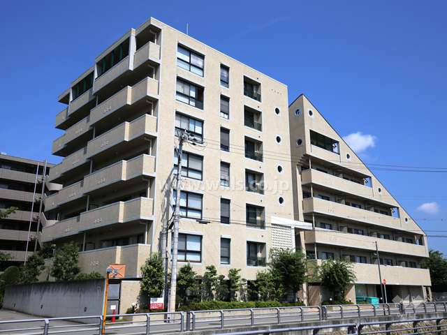 コム・グレイス西宮北口の外観（南東側から）