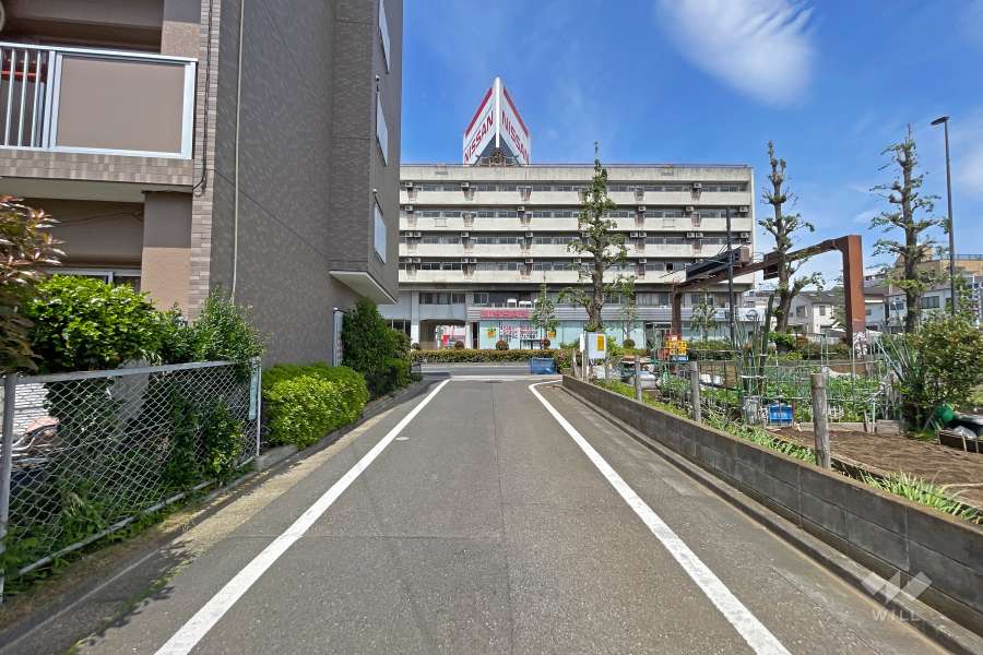 敷地の東側前面道路（南側から）