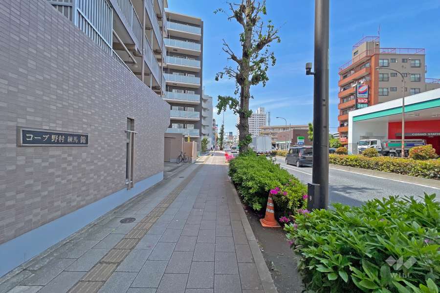 敷地の北側前面道路は川越街道です（東側から）。