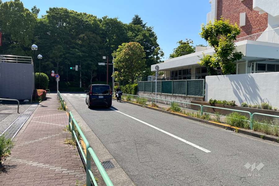 敷地の南側前面道路（東側から）