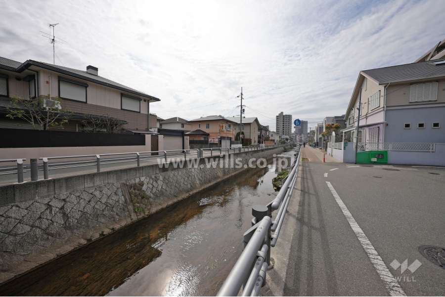 近くを津門川が流れています。