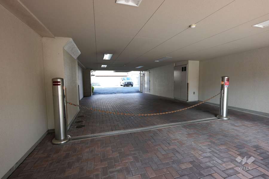 駐車場の出入口（ロボットゲート付き）