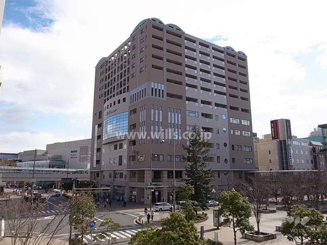 駅前の商業地の為、周辺には店舗や公共施設などが立ち並んでいます。