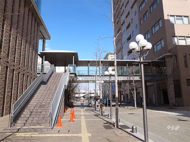 敷地の西側には道を挟んで、「県立芸術文化センター」があります。