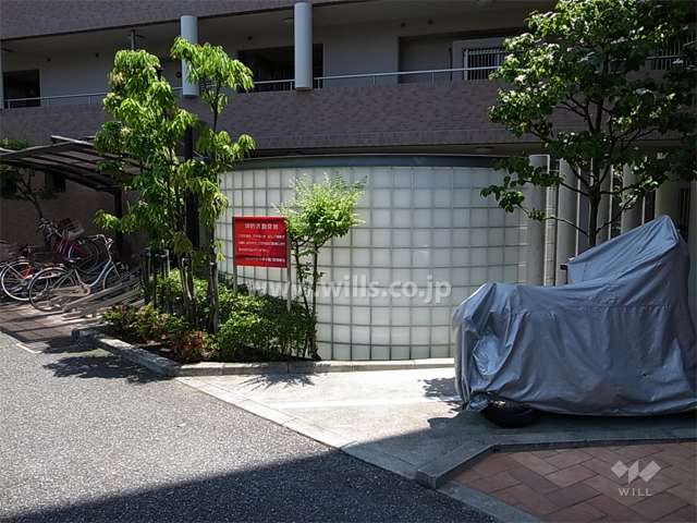 バイク置き場と駐輪場