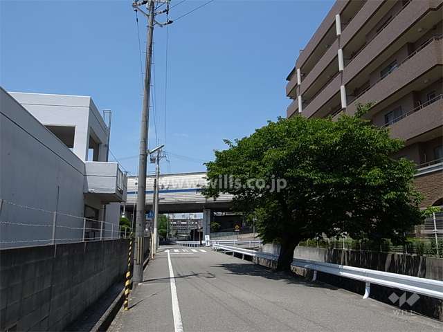 敷地西側の前面道路