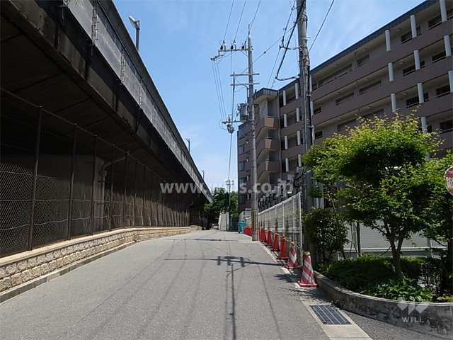 敷地北側には名神高速道路が走っています。