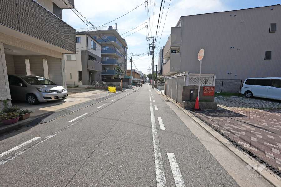 敷地南側の前面道路（東側から）