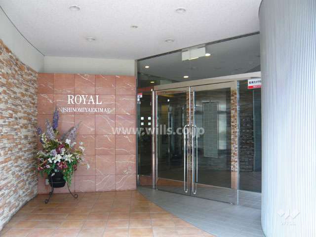 ロイヤル西宮駅前の外観（南東側から）