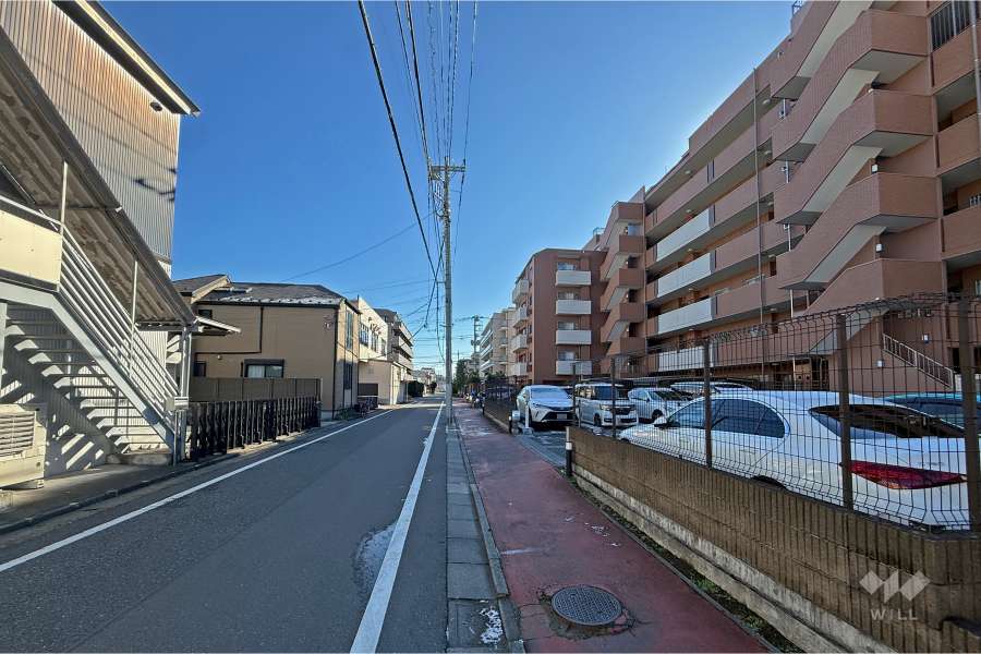 敷地の北東側前面道路（北西側から）
