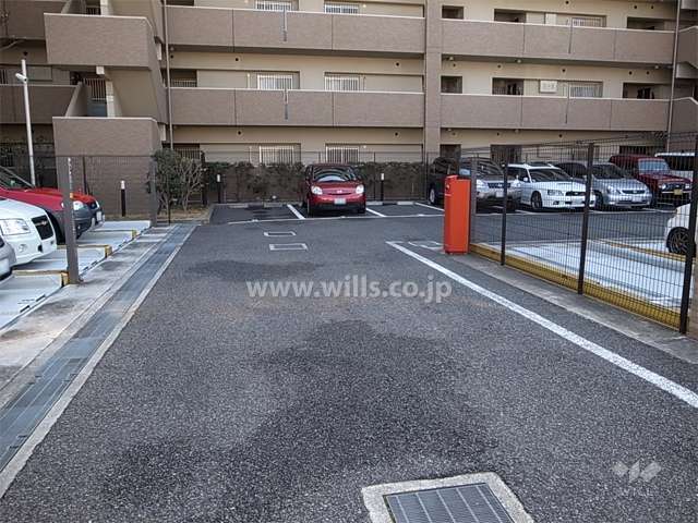 敷地内駐車場には平面式と機械式とがあります。