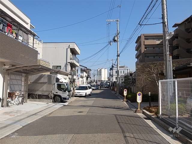 敷地北側の前面道路。道と住宅を挟んで北側にはJR東海道本線が走っています。