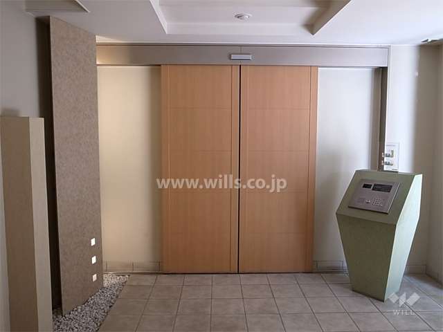 エントランスはオートロック付きです。