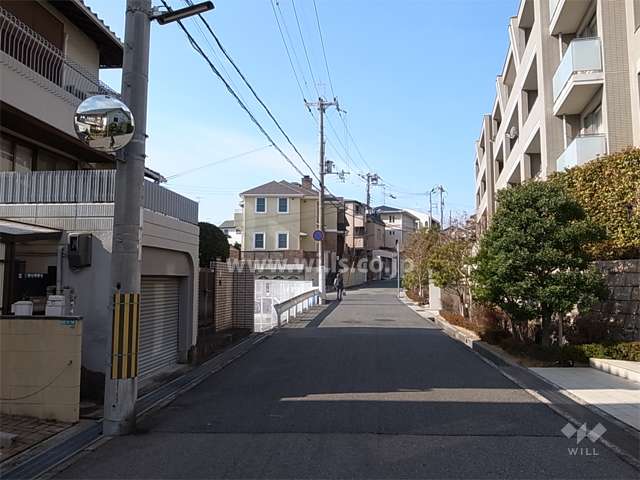 敷地南側の道路。周辺は閑静な住宅地です。