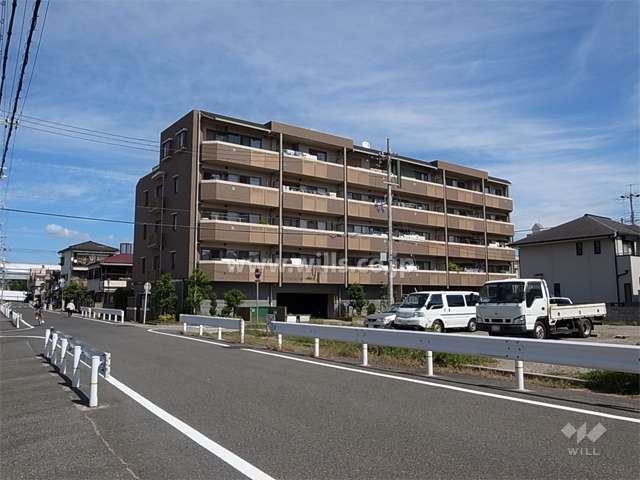 周辺は一戸建てが中心に立ち並ぶ静かな住宅地です。