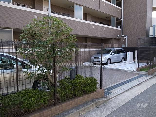 敷地北部分にある駐車場（屋外機械式）