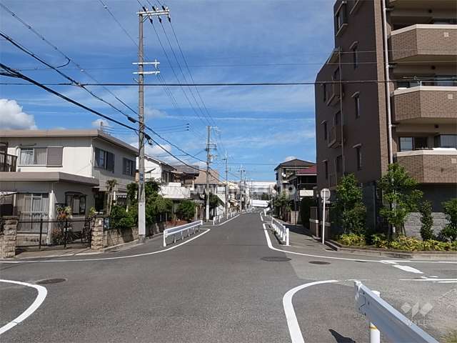 敷地西側の前面道路。敷地の4方が接道しています。