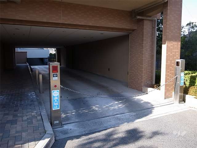 駐車場出口（出入り口には全てロボットゲートが設置されています。）
