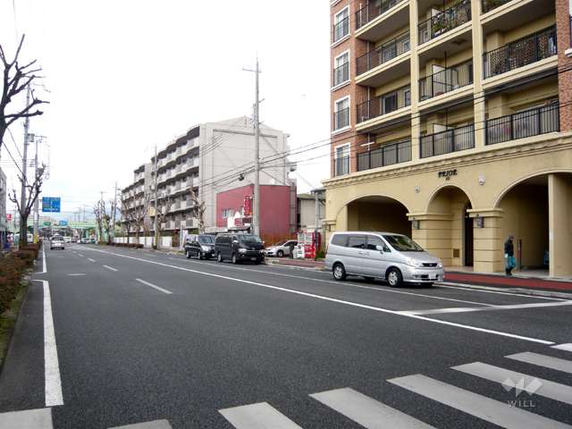 敷地の南側は片側2車線の「臨港線」に面しています
