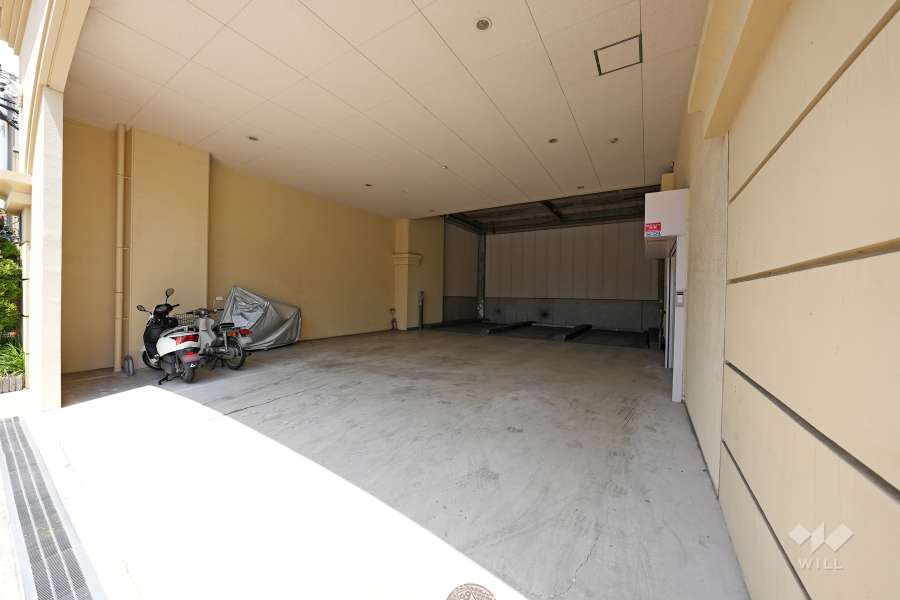 敷地内駐車場（屋内機械式）とバイク置場