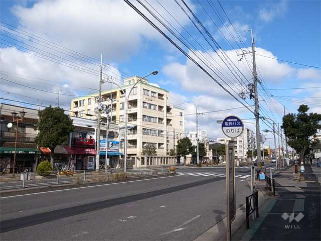 敷地の東側は4車線のバス通り（小曽根線）に面しています。