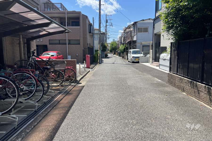 敷地北側の前面道路