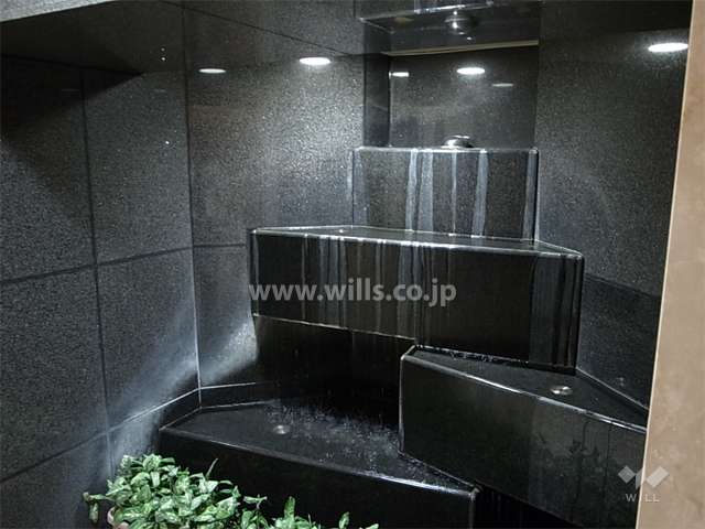 エレベーターホールにある水盤