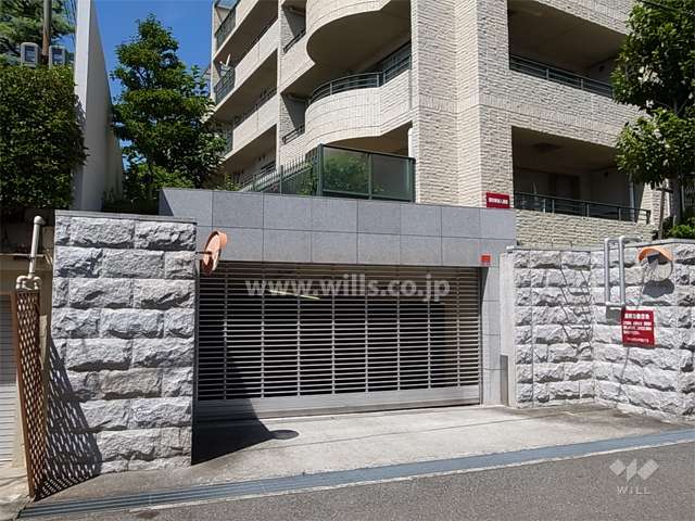 リングシャッター付きの敷地内駐車場