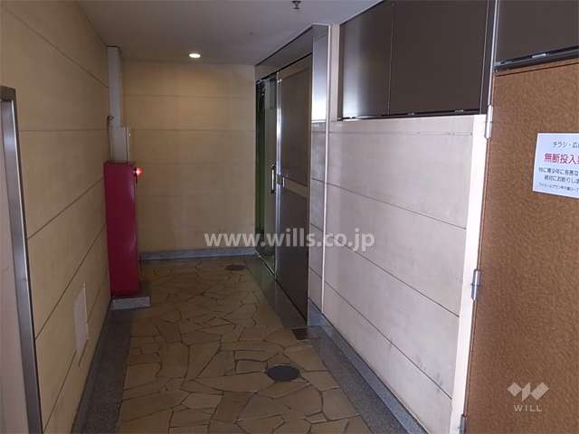 エントランス横にある駐輪場入り口