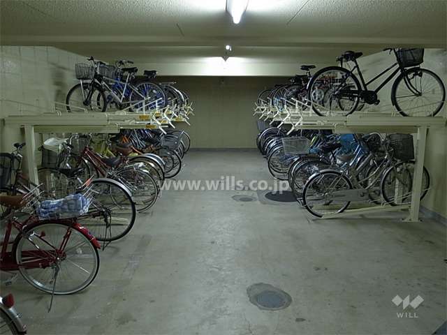 駐輪場は屋内にあります。