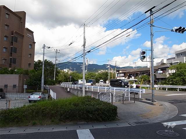 敷地北側のバス通り。