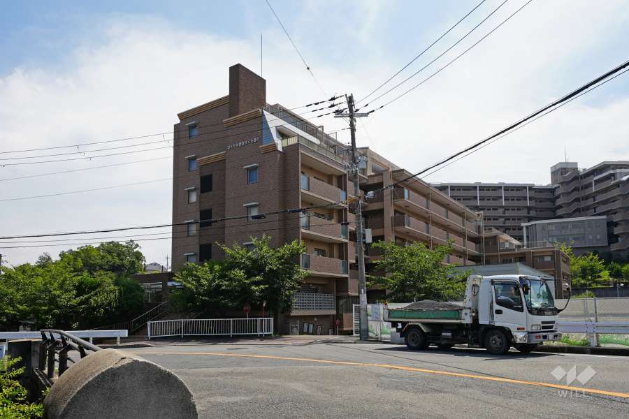 ロイヤル西宮さくら通りの外観（北側から）