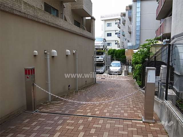 駐車場の出入り口（ロボットゲート付き）