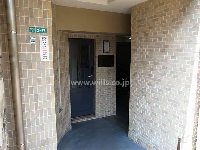 エントランス横にある駐輪場入口