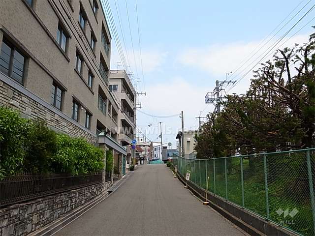 敷地東側の前面道路。道を挟んで阪急甲陽線が走っています。