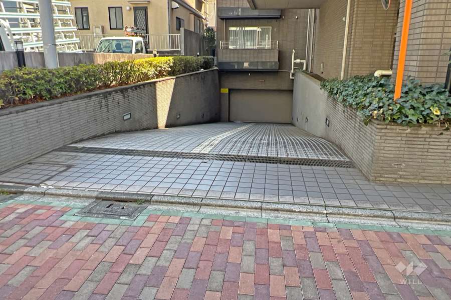 敷地内駐車場（屋内平面式）の出入り口（シャッター付き）