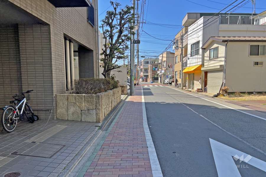 敷地の北側前面道路（東側から）