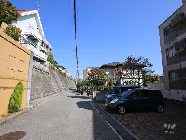 敷地北側の前面道路。周辺は一戸建てが立ち並ぶ閑静な住宅地です。