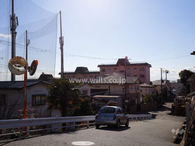 周辺は第1種低層住居専用地域に指定された高台の閑静な住宅地です。