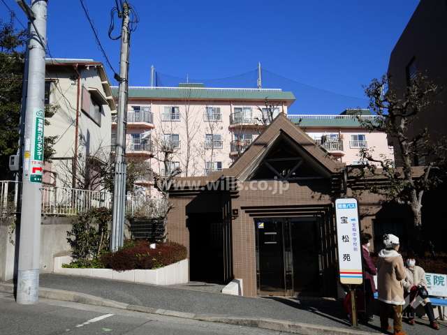 徒歩1分の場所にバス停があります。