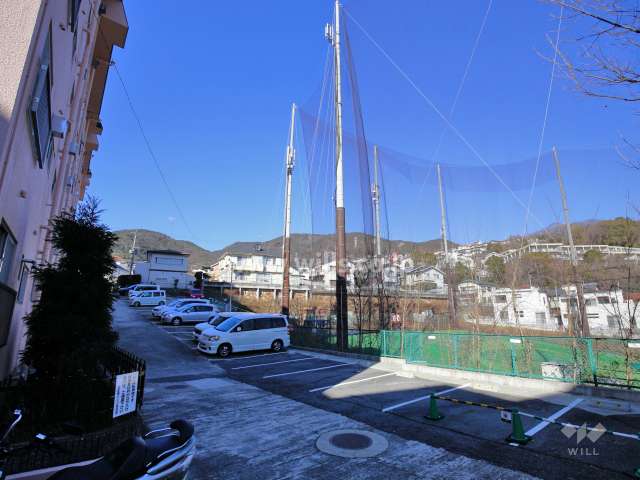 敷地北側には宝松苑ゴルフセンターがあります。