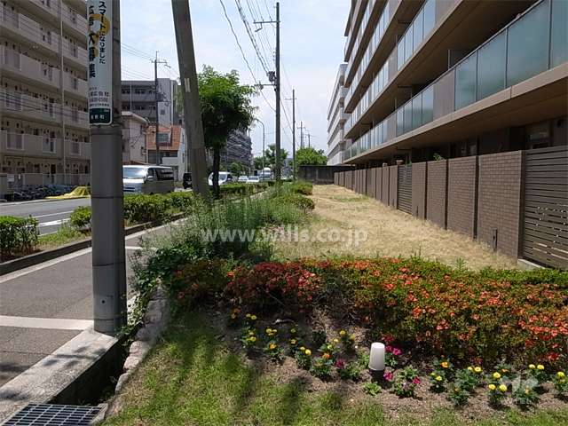 山手幹線と建物の間に緑地が設けられています。