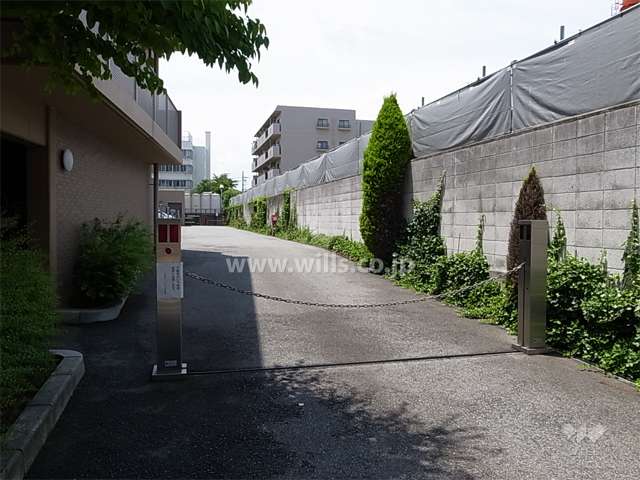 駐車場入口（ロボットゲート付き）