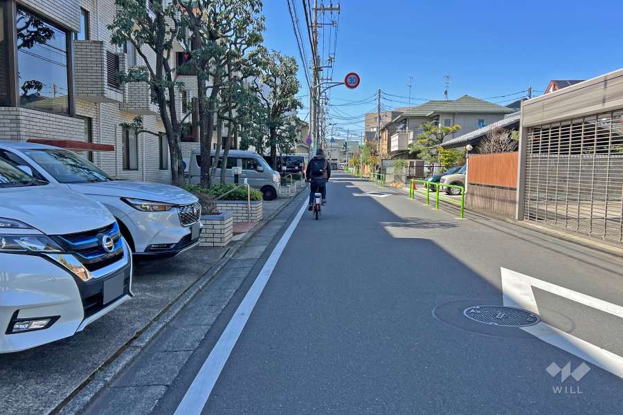 敷地の北側前面道路は旧早稲田通りです（東側から）。