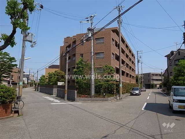 3角形の敷地形状で、全周が道路に面し開放感があります。