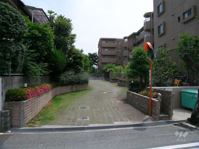 敷地入り口。敷地内は緑豊かで、居住者専用のプラベートガーデンもあります。